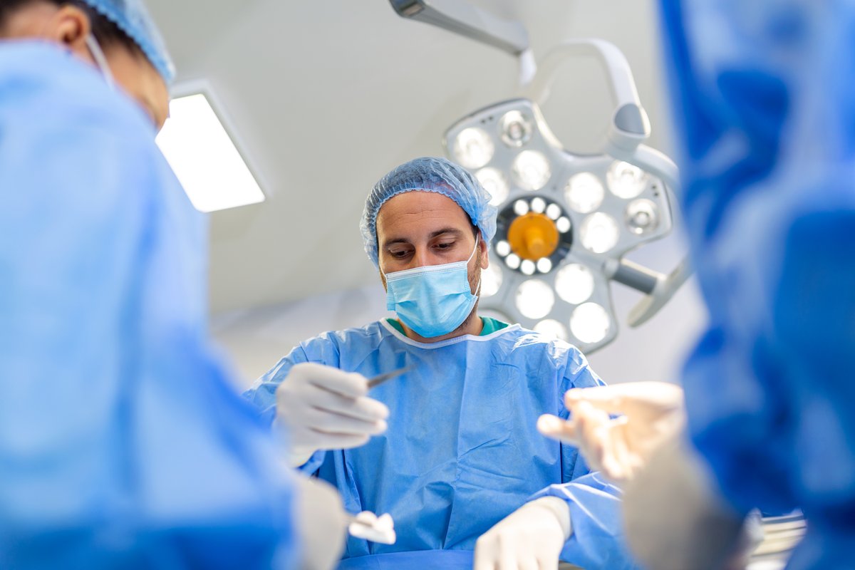 Equipe médica realizando cirurgia